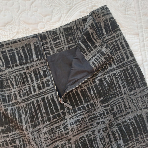 • Black + gray woven skirt • - Picture 4 of 5